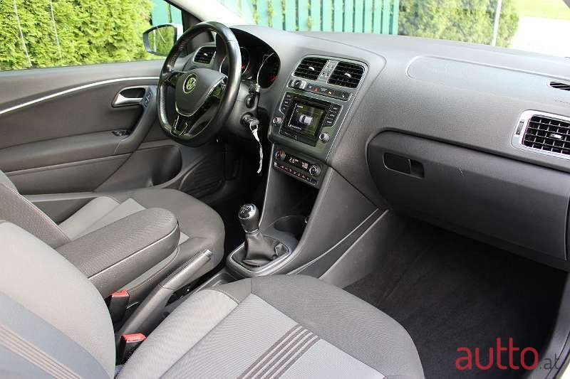 2017' Volkswagen Polo photo #2