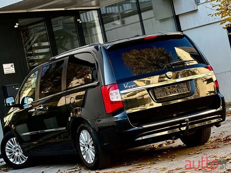 2013' Lancia Voyager photo #6