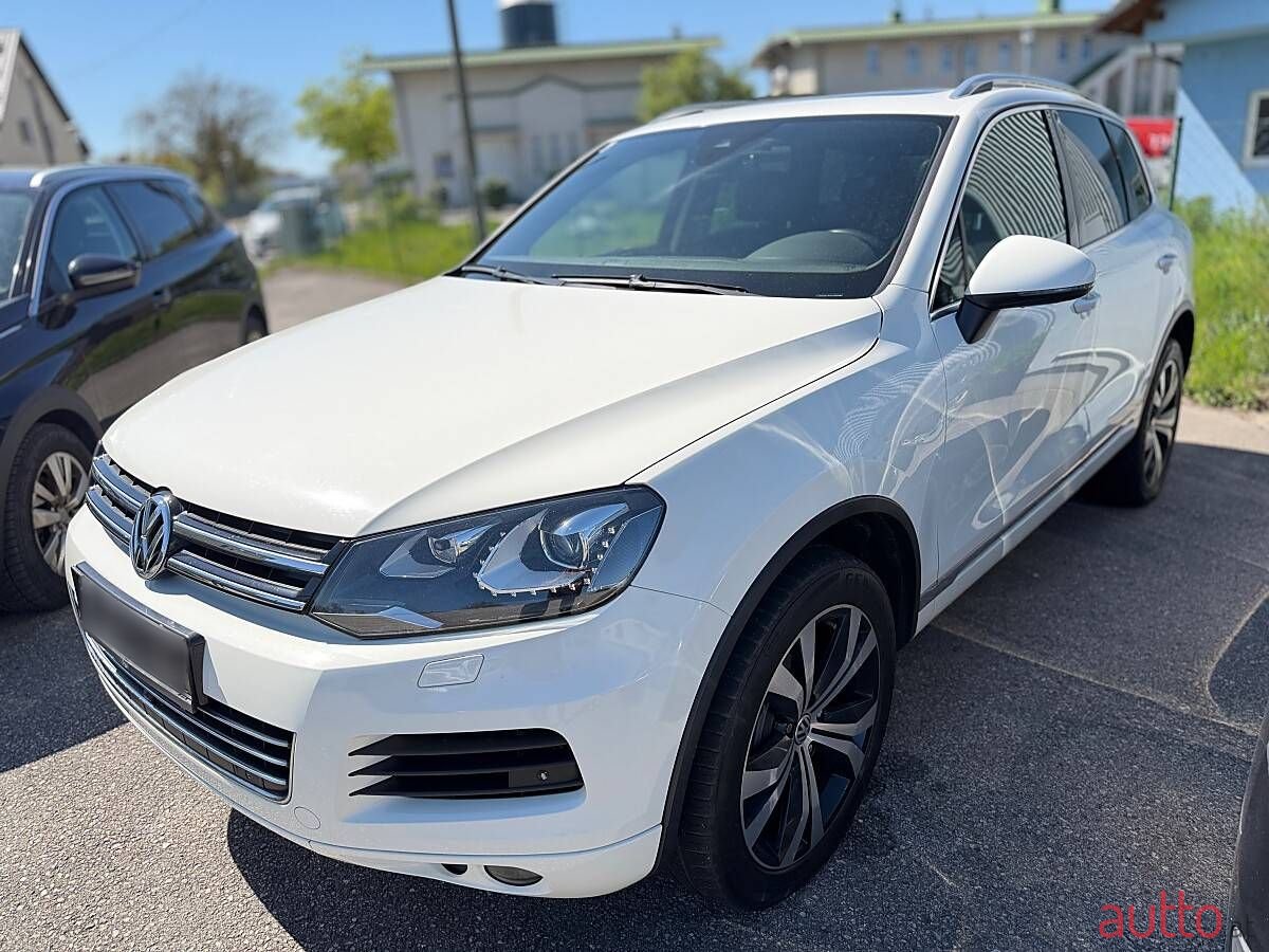 2011' Volkswagen Touareg photo #2