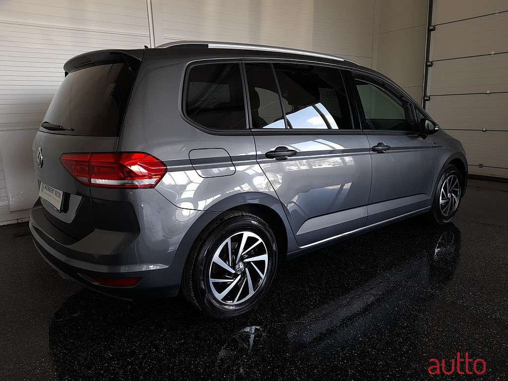 2019' Volkswagen Touran photo #1