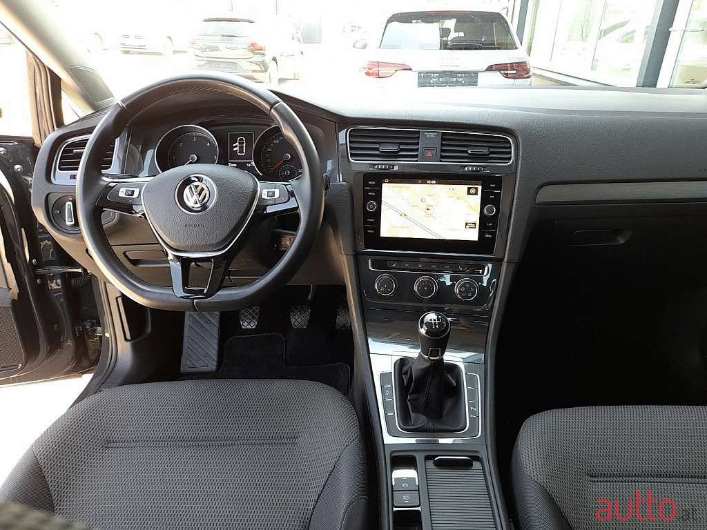2019' Volkswagen Golf photo #2
