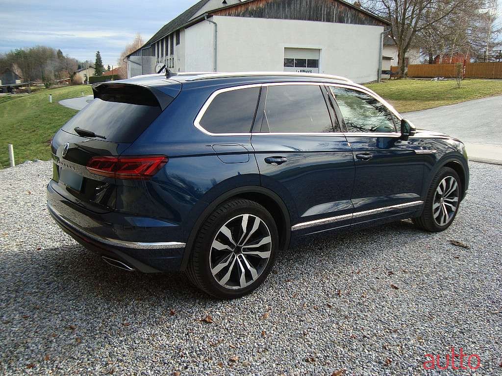 2018' Volkswagen Touareg photo #4