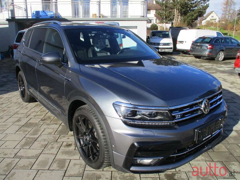 2019' Volkswagen Tiguan photo #3