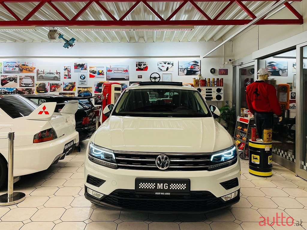 2017' Volkswagen Tiguan photo #4
