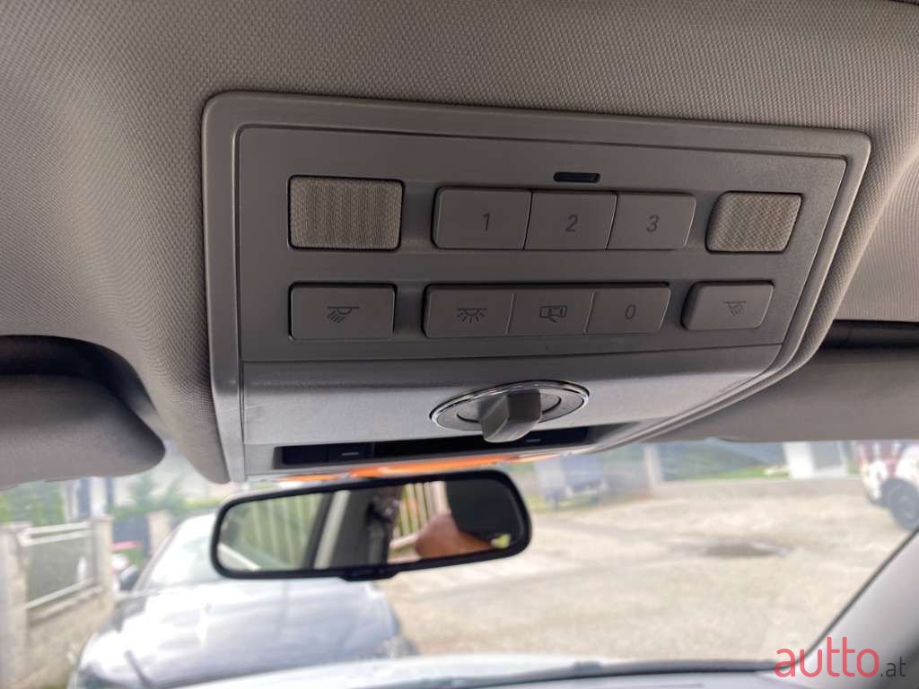 2008' Volkswagen Touareg photo #3