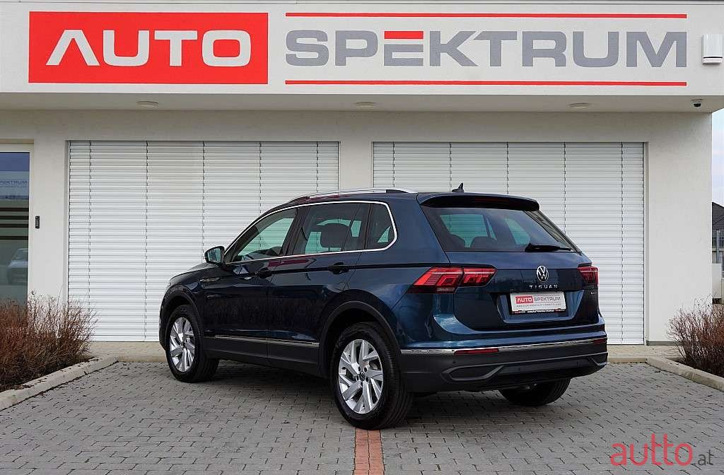 2020' Volkswagen Tiguan photo #3