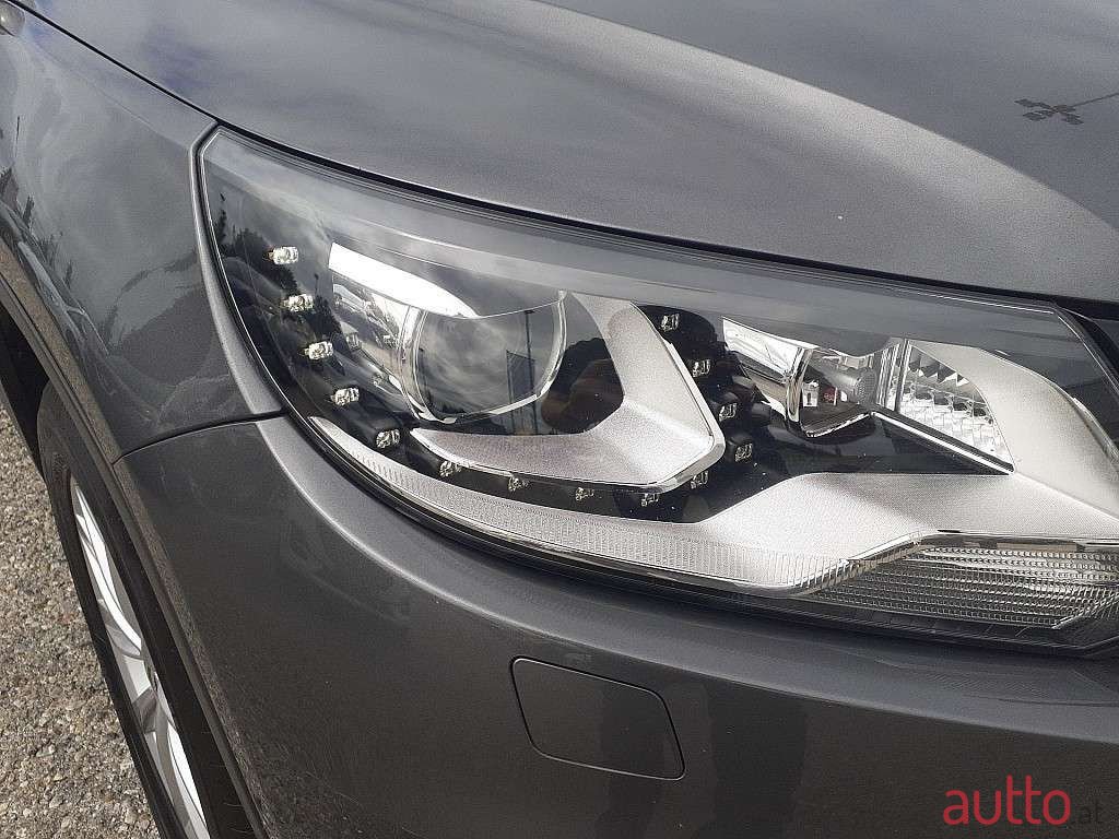 2012' Volkswagen Tiguan photo #5