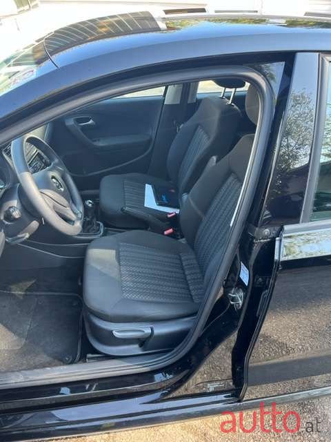 2015' Volkswagen Polo photo #6