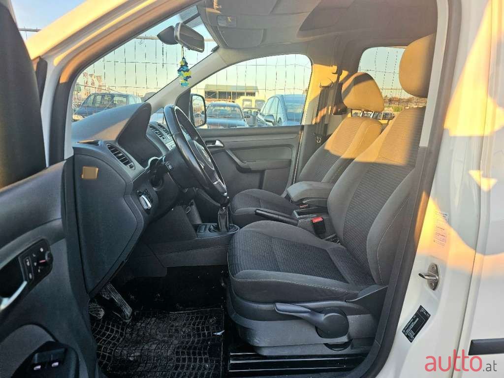 2011' Volkswagen Caddy photo #5