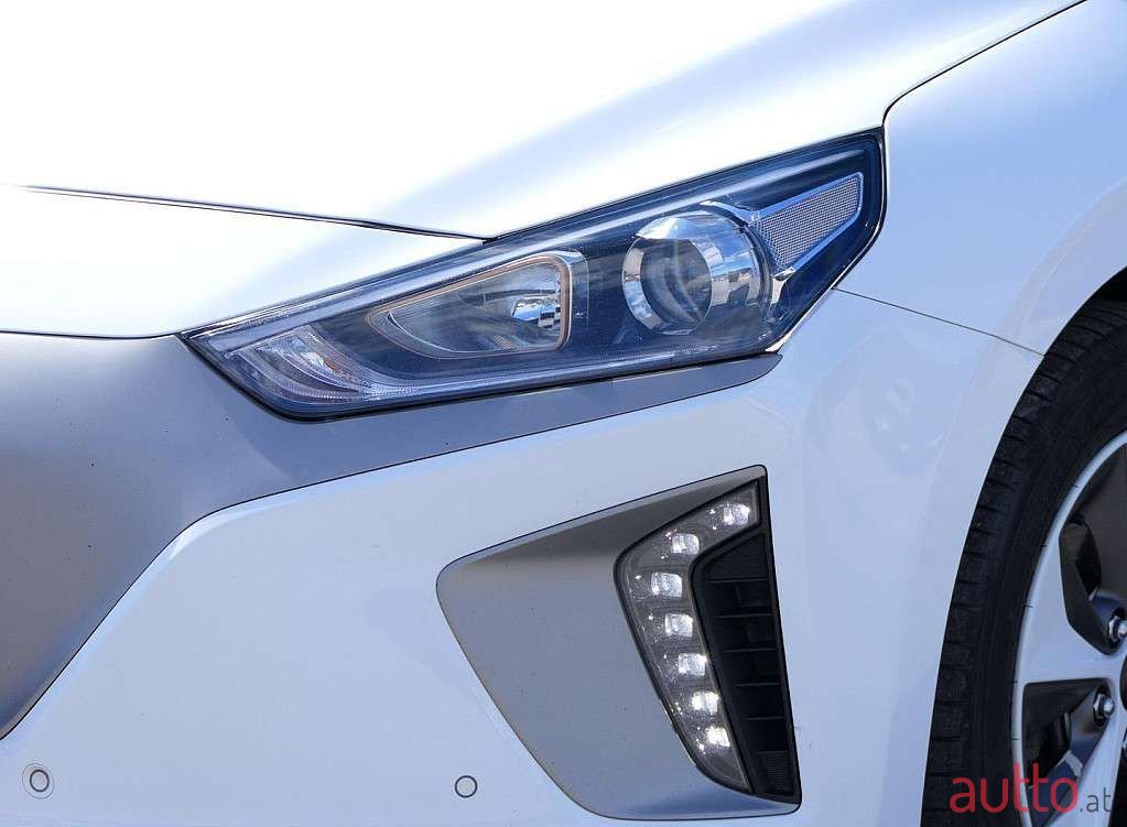 2019' Hyundai Ioniq photo #2