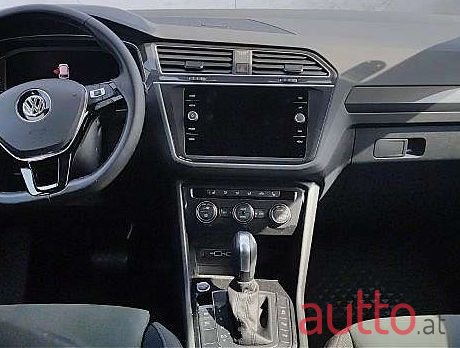 2020' Volkswagen Tiguan photo #6