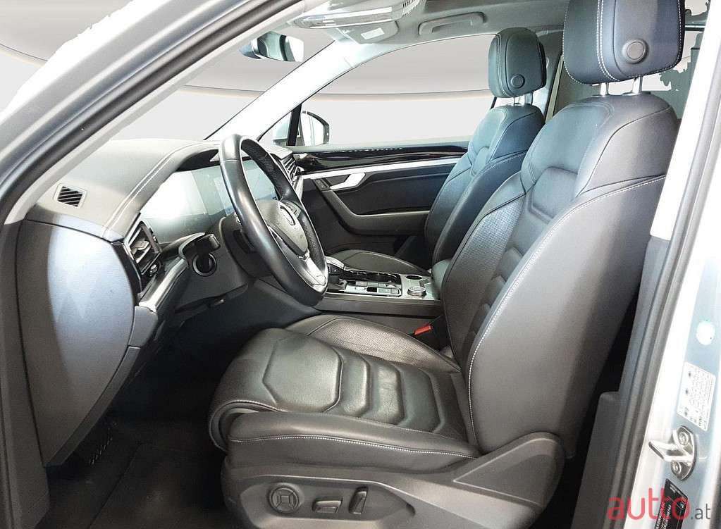 2018' Volkswagen Touareg photo #6