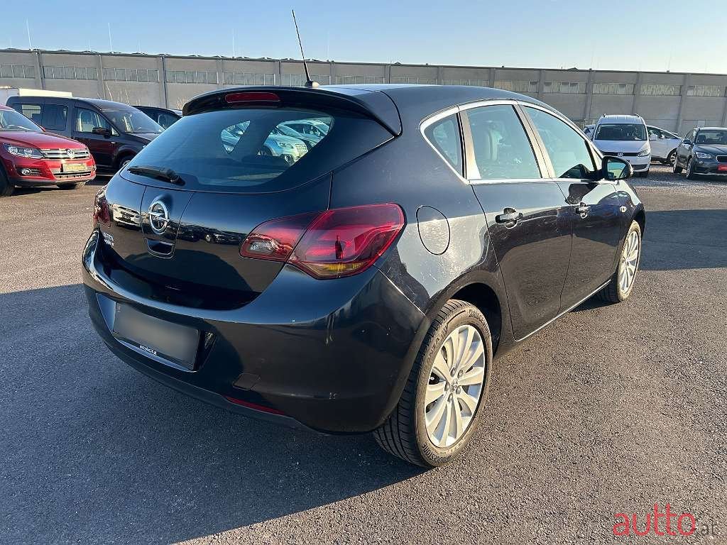 2010' Opel Astra photo #6