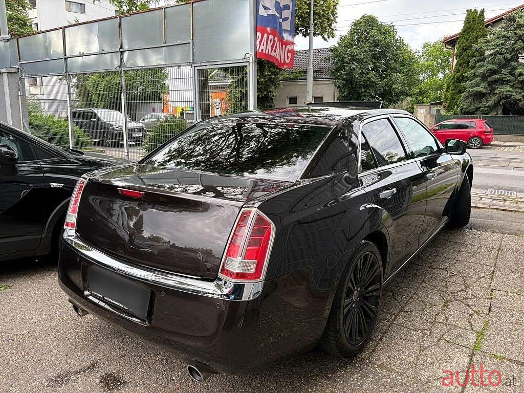 2011' Lancia Thema photo #1