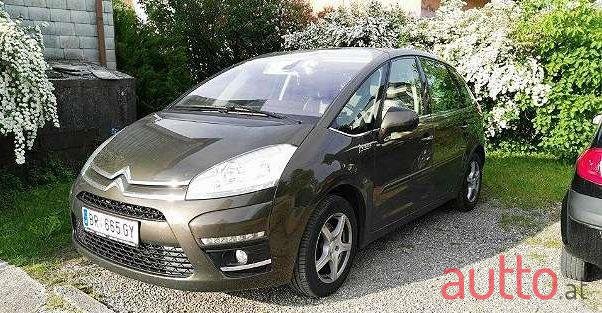 2011' Citroen C4 Picasso photo #2