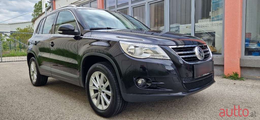 2011' Volkswagen Tiguan photo #2