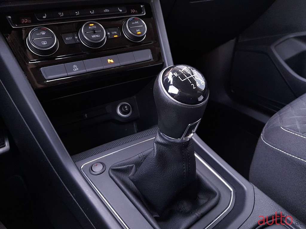 2019' Volkswagen Touran photo #4