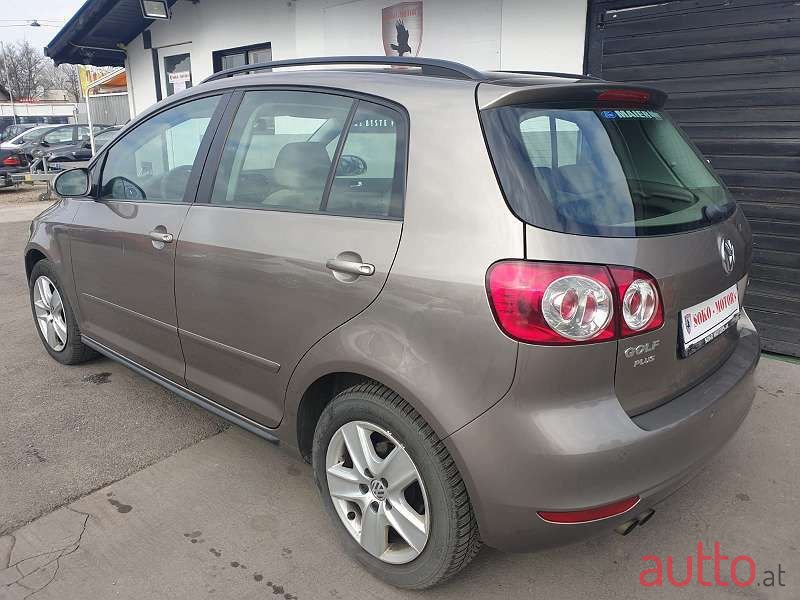 2009' Volkswagen Golf photo #3