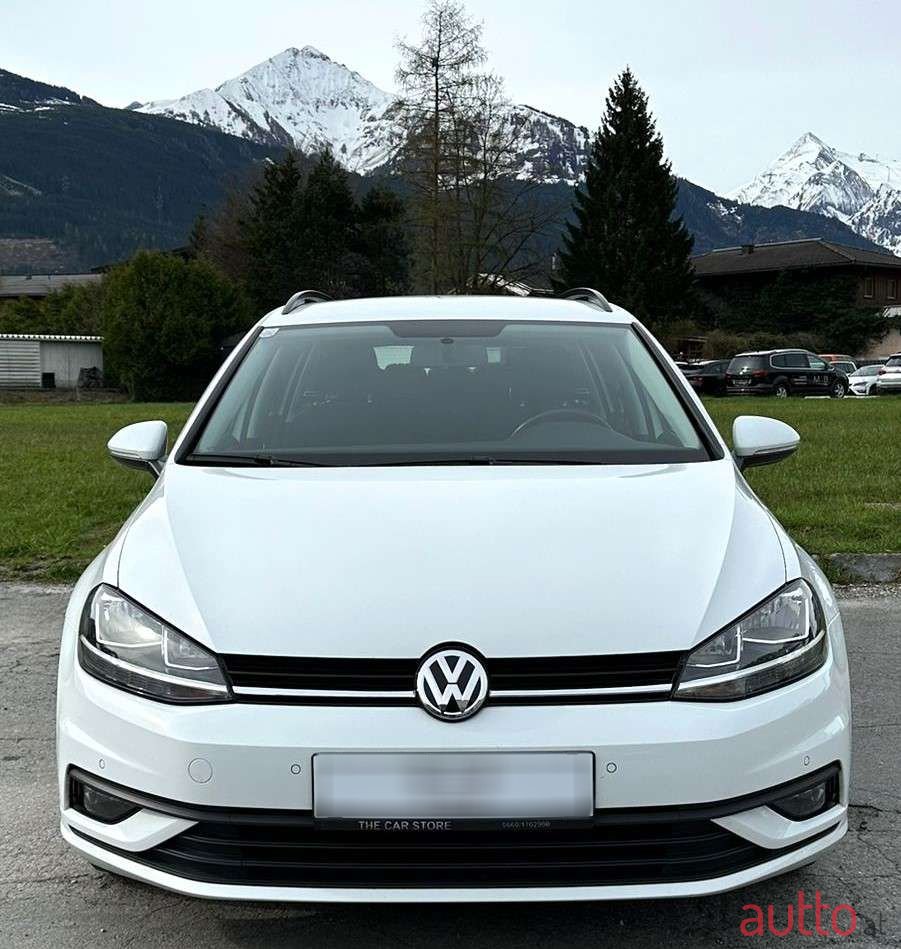 2019' Volkswagen Golf photo #2