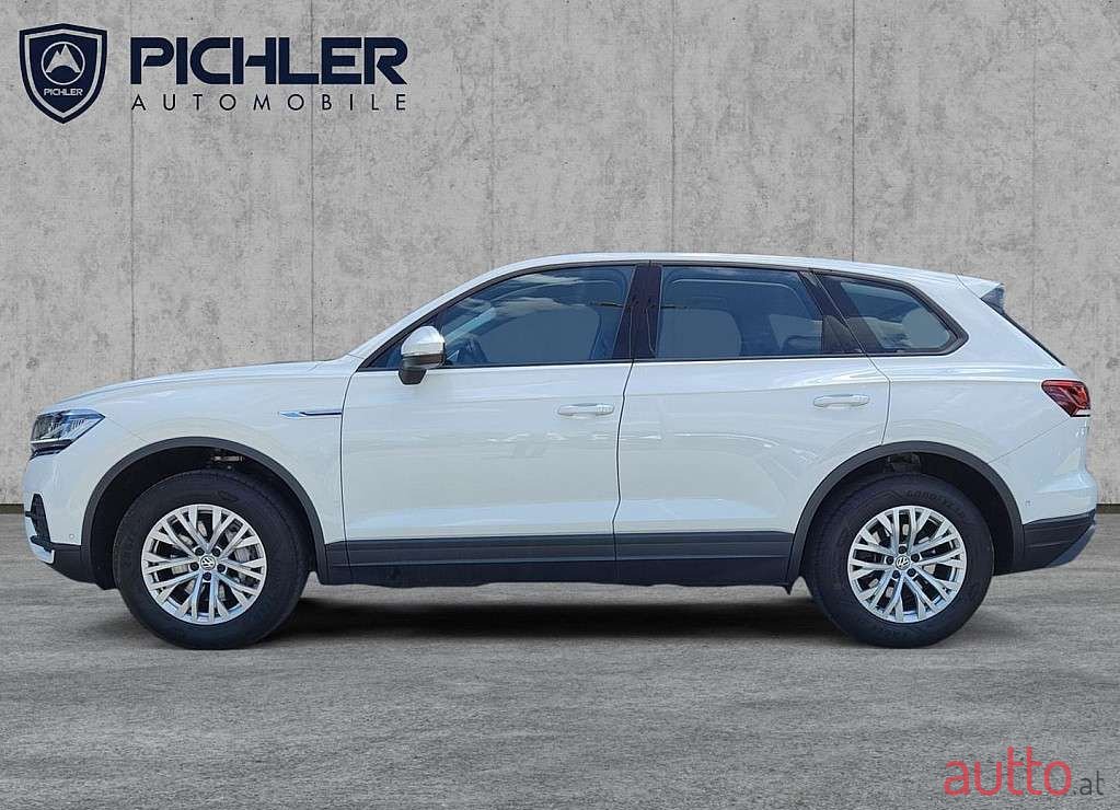 2019' Volkswagen Touareg photo #3
