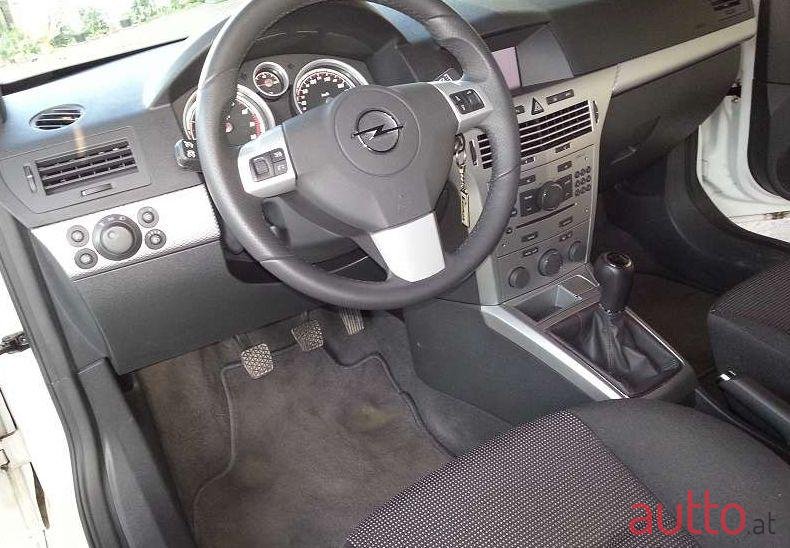 2011' Opel Astra photo #1