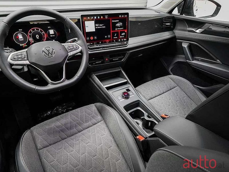 2024' Volkswagen Tiguan photo #6