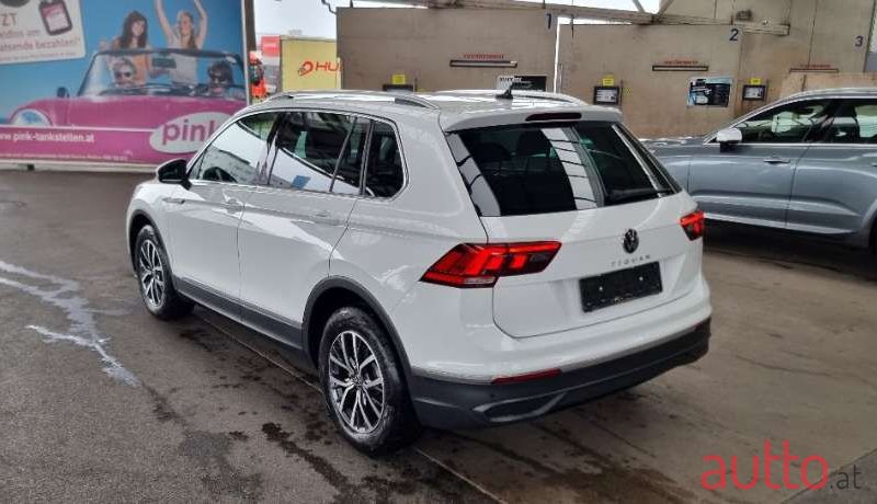 2021' Volkswagen Tiguan photo #2