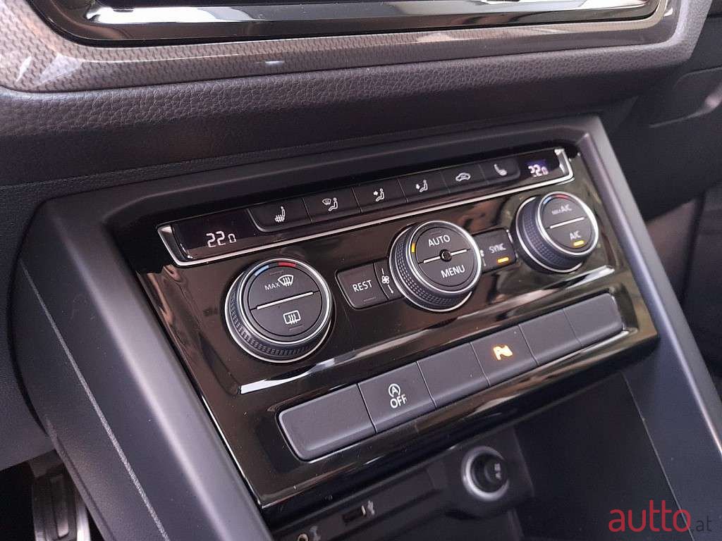 2019' Volkswagen Touran photo #5