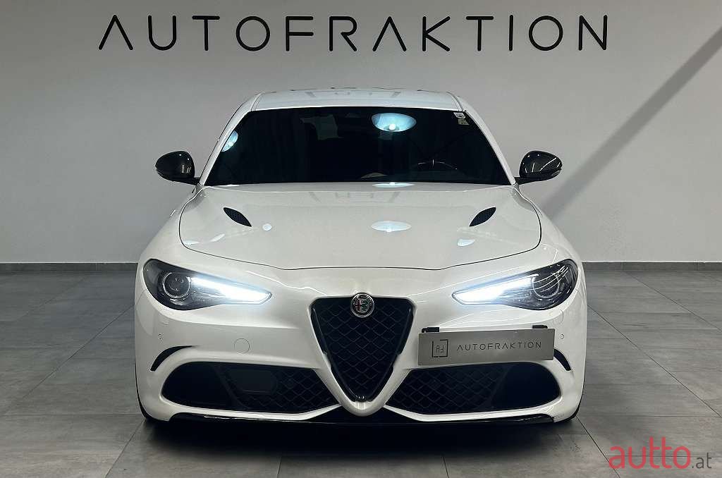2017' Alfa Romeo Giulia photo #2