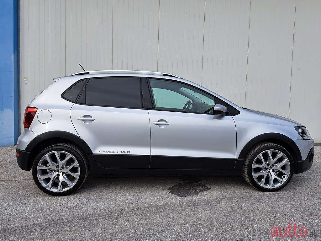 2015' Volkswagen Polo photo #2