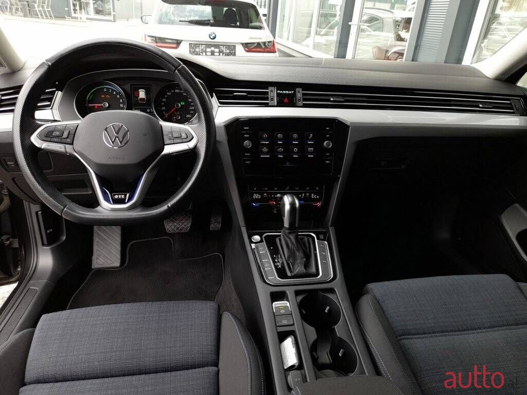 2021' Volkswagen Passat photo #2