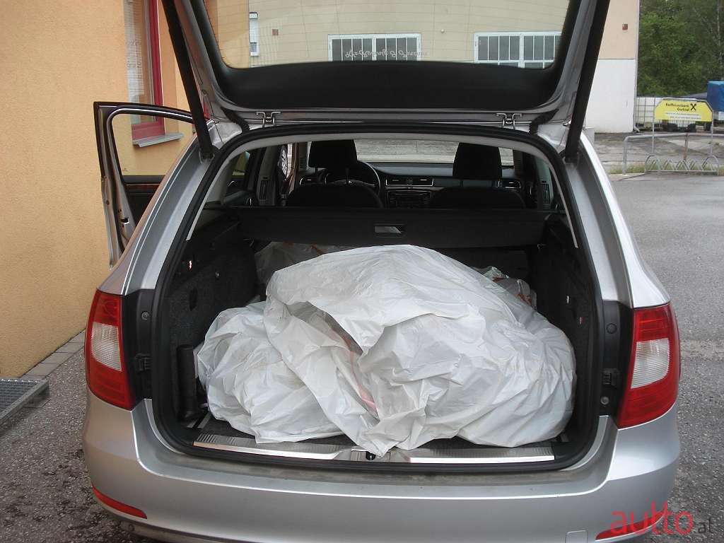 2011' Skoda Superb photo #5