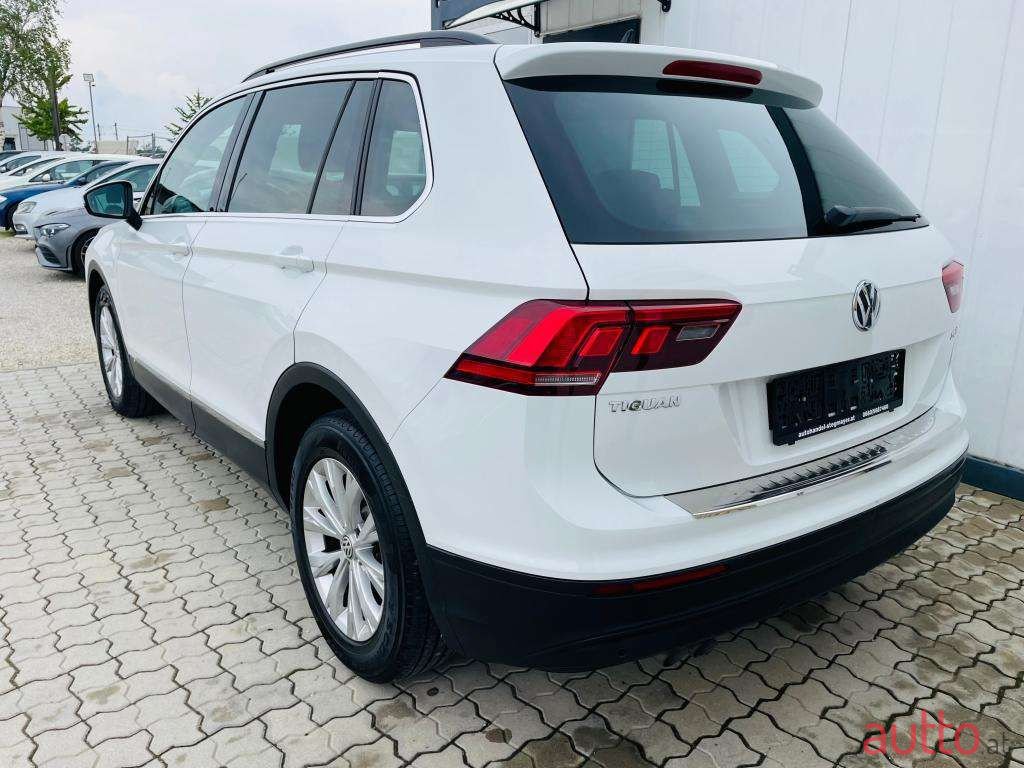 2017' Volkswagen Tiguan photo #5