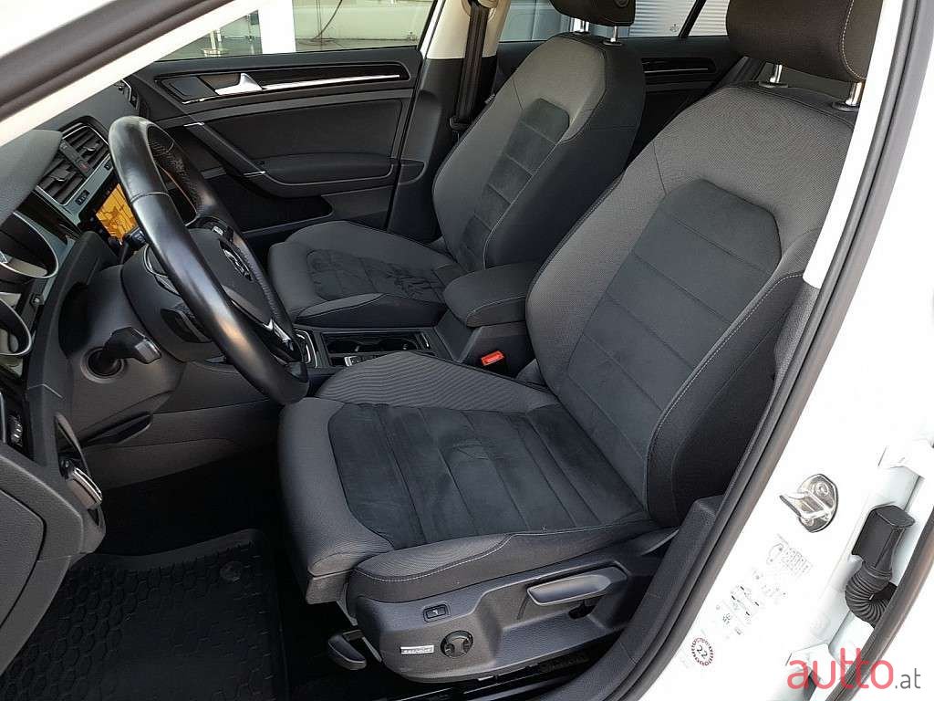 2019' Volkswagen Golf photo #5