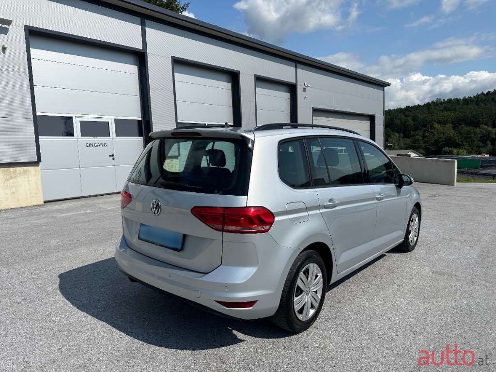 2018' Volkswagen Touran photo #6