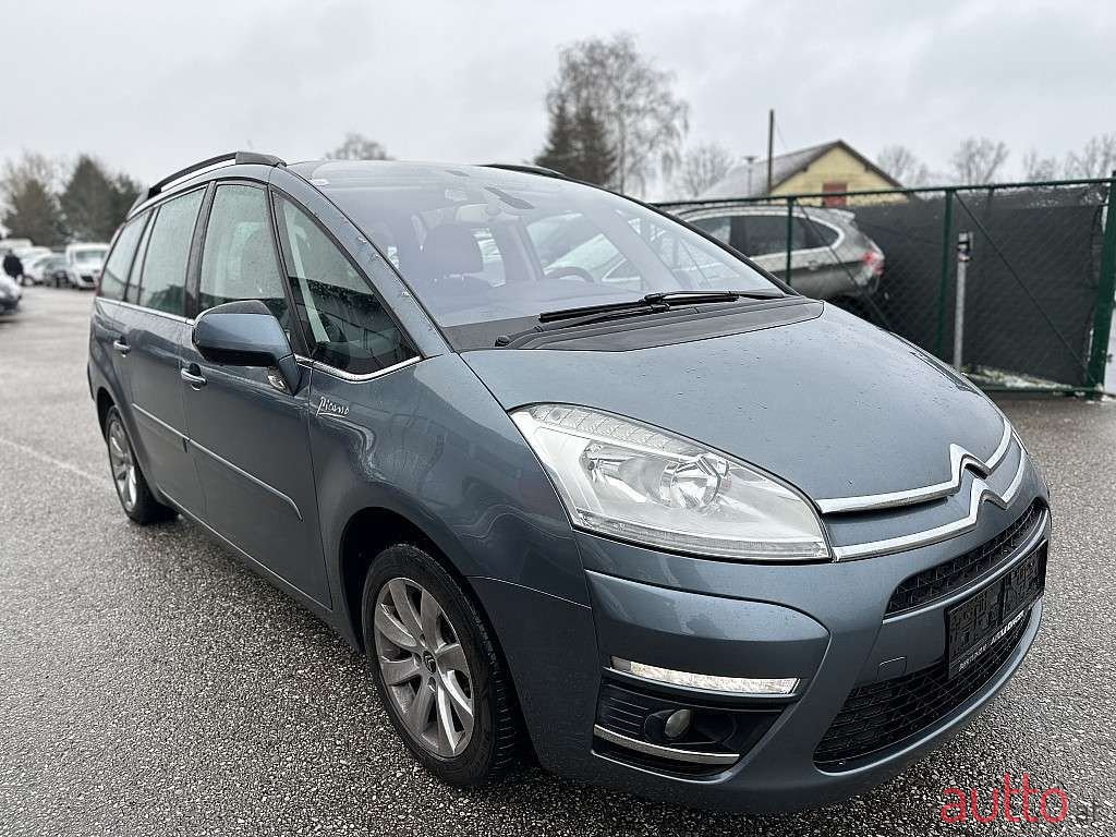 2011' Citroen C4 Picasso photo #2