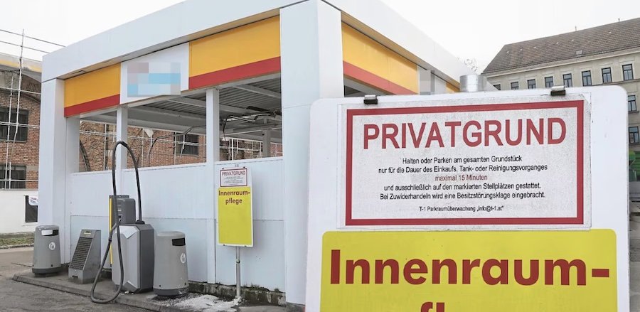 Kunde als Besitzstörer, Auto zu lang gereinigt: Tankstelle will 360 Euro