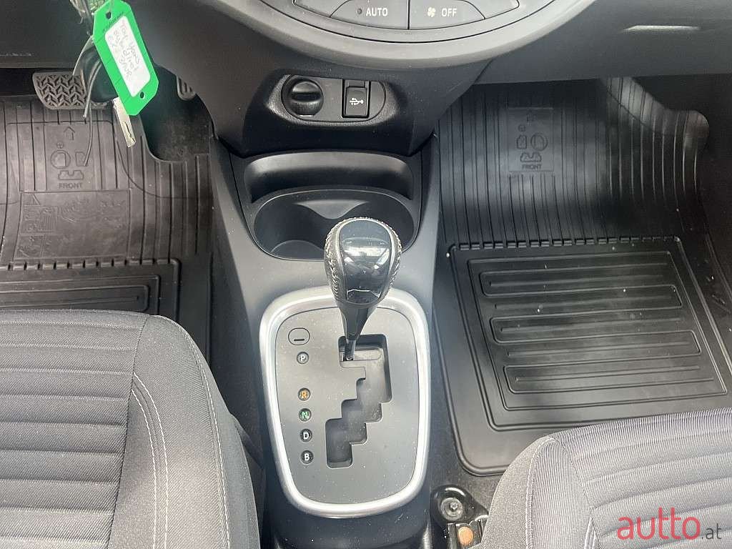 2020' Toyota Yaris photo #5