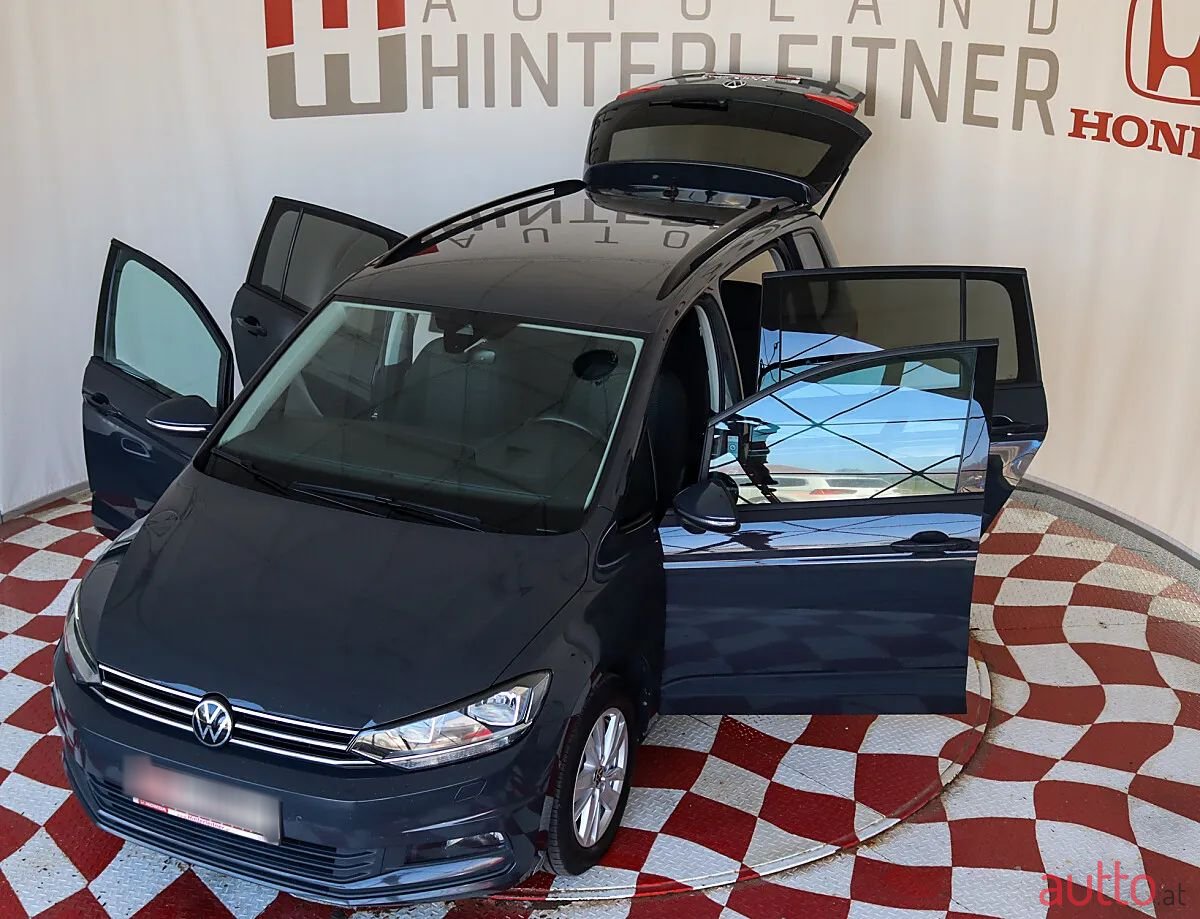 2022' Volkswagen Touran photo #3