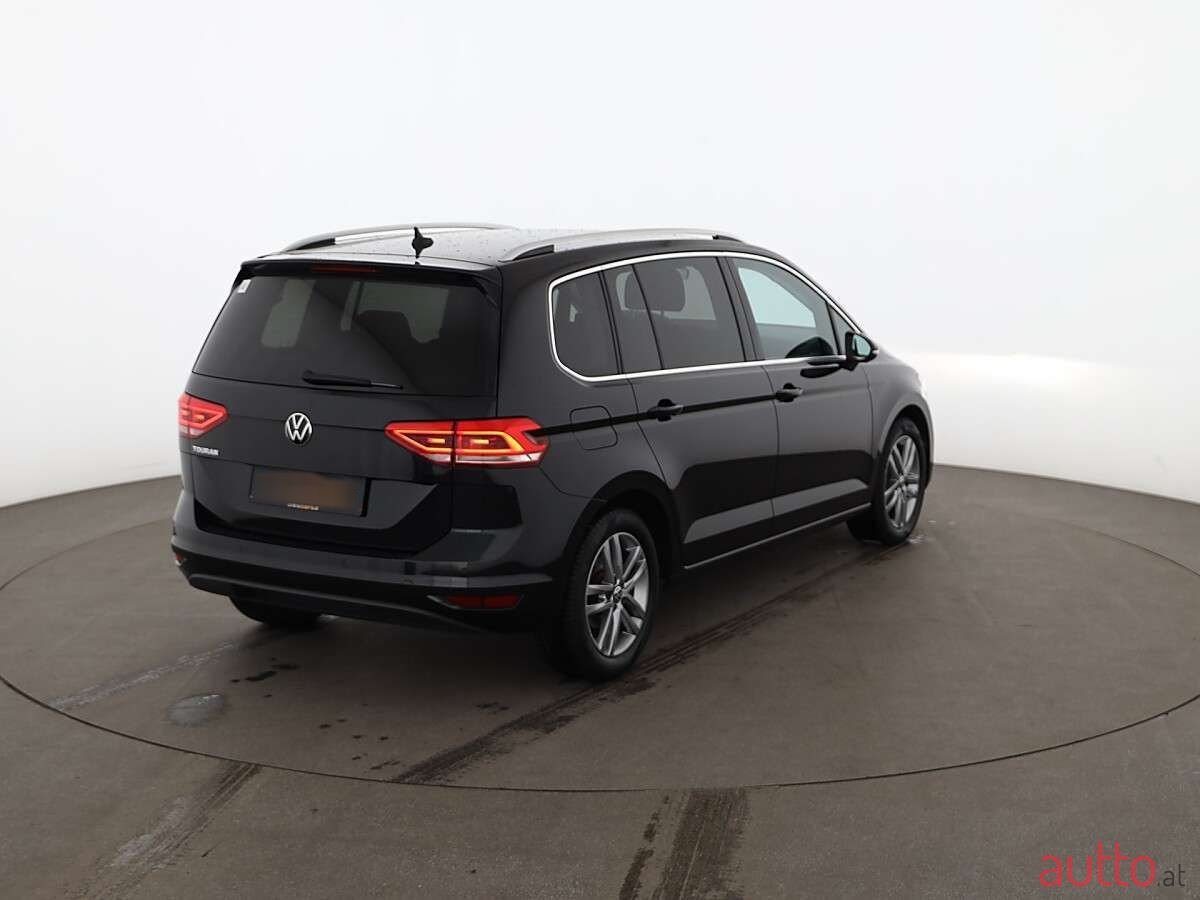 2021' Volkswagen Touran photo #2