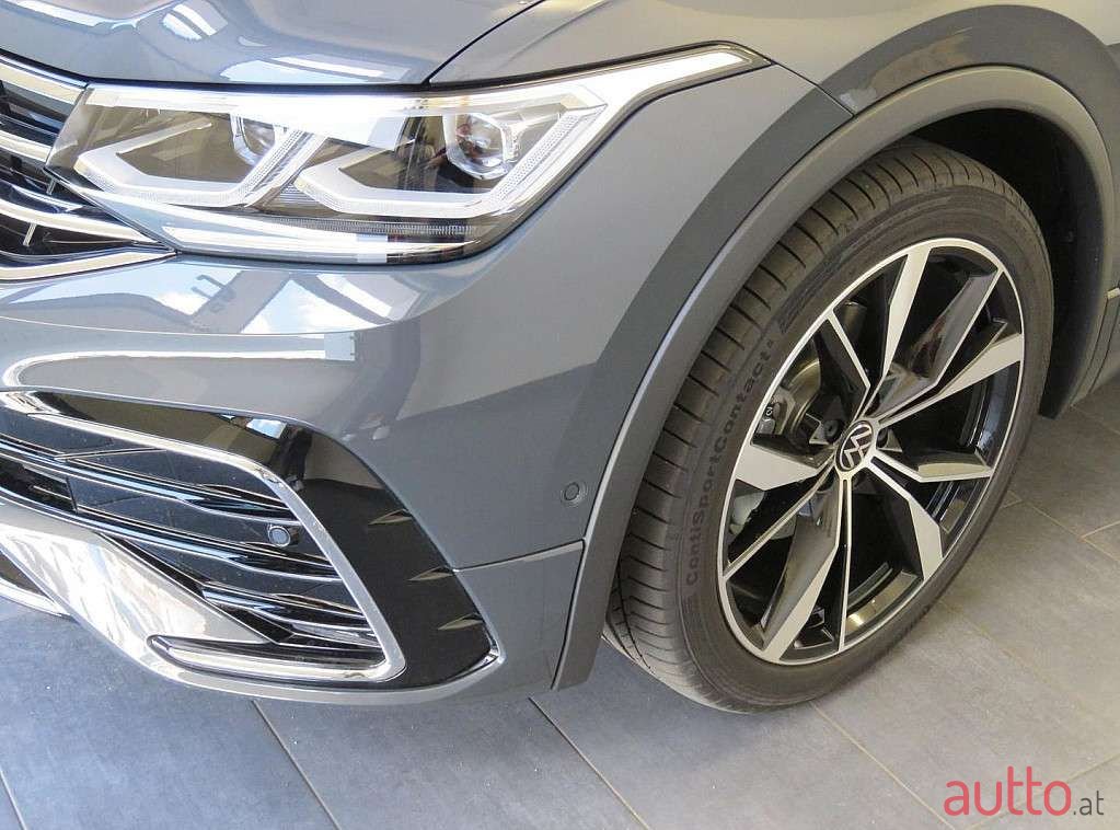 2023' Volkswagen Tiguan photo #2