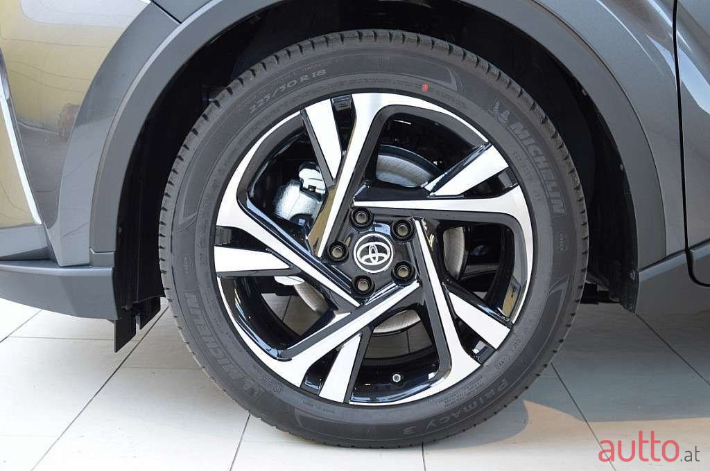 2022' Toyota C-HR photo #5