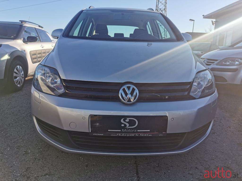 2009' Volkswagen Golf photo #2