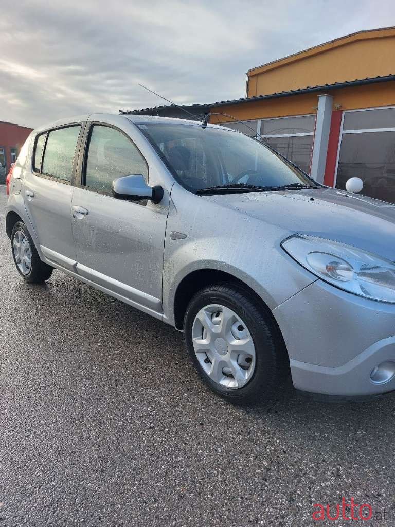 2009' Dacia Sandero photo #3
