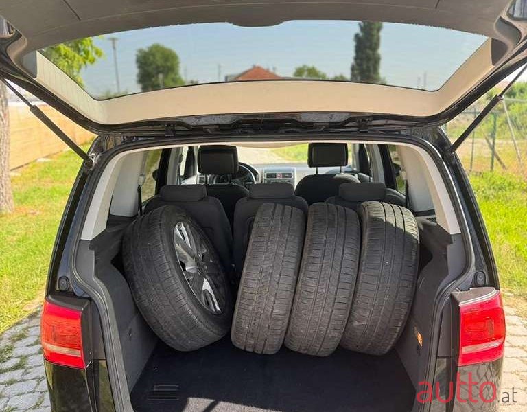 2013' Volkswagen Touran photo #4