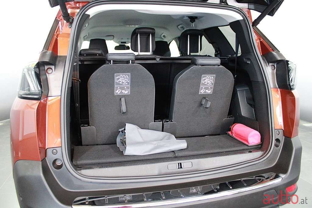 2022' Peugeot 5008 photo #4