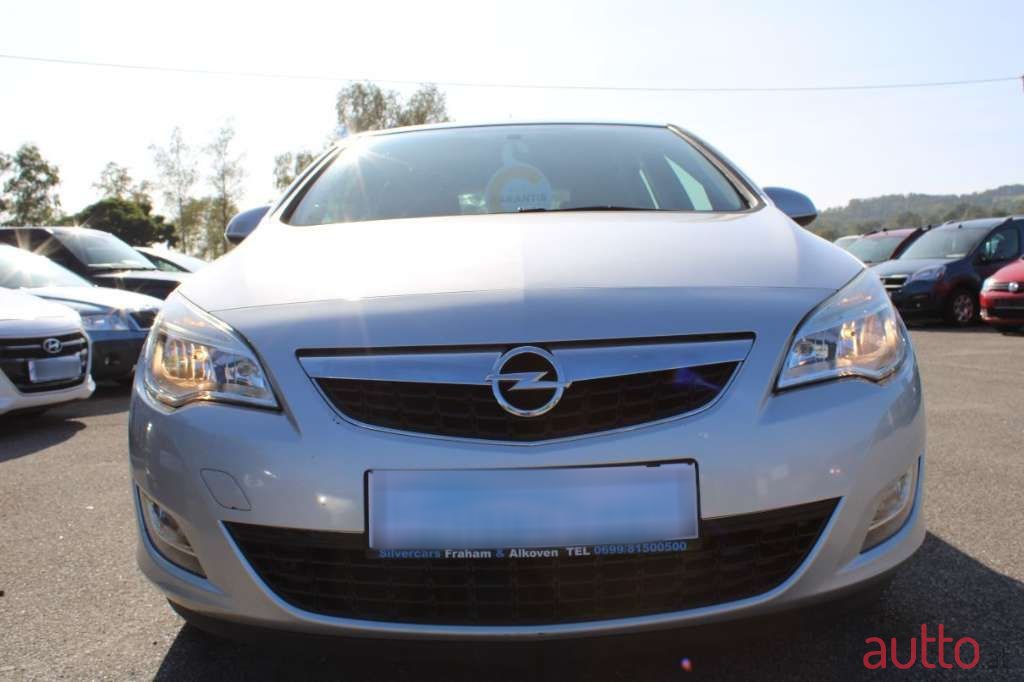 2013' Opel Astra photo #1