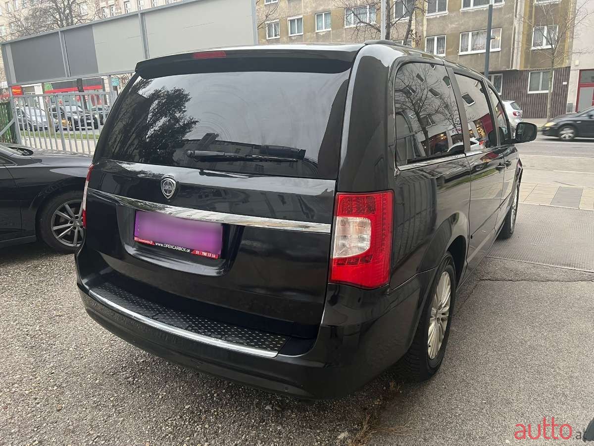 2012' Lancia Voyager photo #5