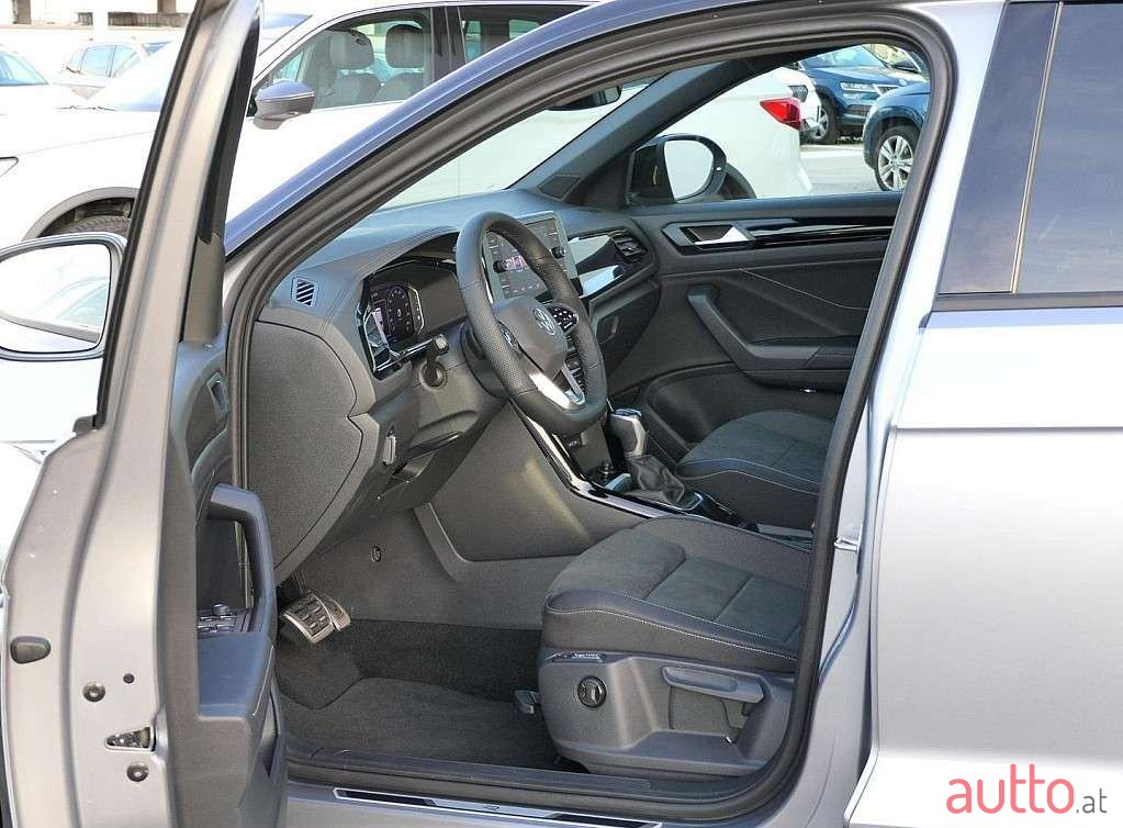2023' Volkswagen T-Roc photo #5