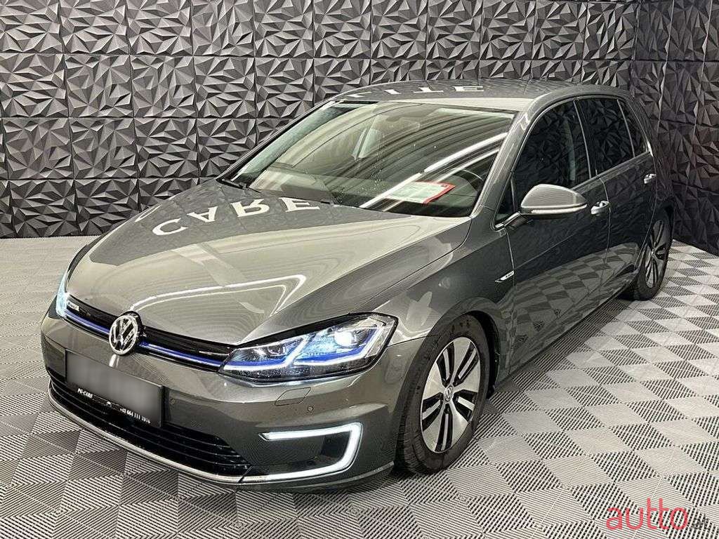 2018' Volkswagen Golf photo #4